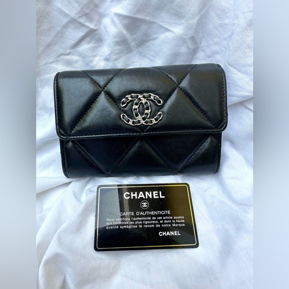Genuine CHANEL 19 black lambskin quilted matelasse flap wallet authenticated